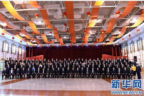 這是俞正聲同喀什地區(qū)有關(guān)負責同志、各界人士代表、援疆干部代表合影留念。新華社記者 饒愛民 攝