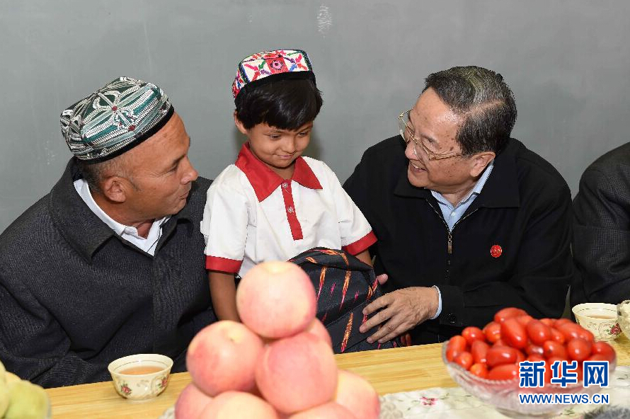 9月27日，中共中央政治局常委、全國(guó)政協(xié)主席、中央代表團(tuán)團(tuán)長(zhǎng)俞正聲率中央代表團(tuán)部分成員赴喀什地區(qū)莎車縣看望各族干部群眾。這是俞正聲到新疆生產(chǎn)建設(shè)兵團(tuán)第三師莎車農(nóng)場(chǎng)維吾爾族團(tuán)場(chǎng)職工家中看望，并向小朋友贈(zèng)送學(xué)習(xí)用品。新華社記者 饒愛(ài)民 攝