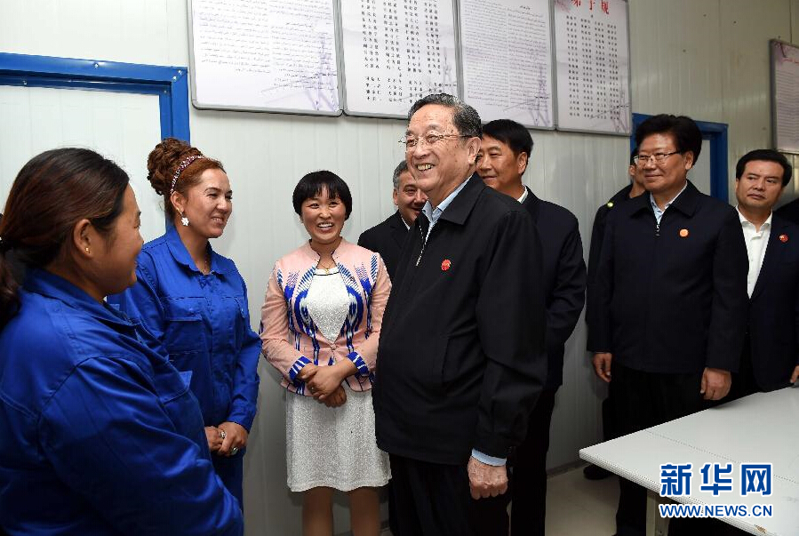 9月27日，中共中央政治局常委、全國(guó)政協(xié)主席、中央代表團(tuán)團(tuán)長(zhǎng)俞正聲率中央代表團(tuán)部分成員來(lái)到新疆英吉沙縣喀什中興手套有限公司考察。新華社記者 饒愛(ài)民 攝 