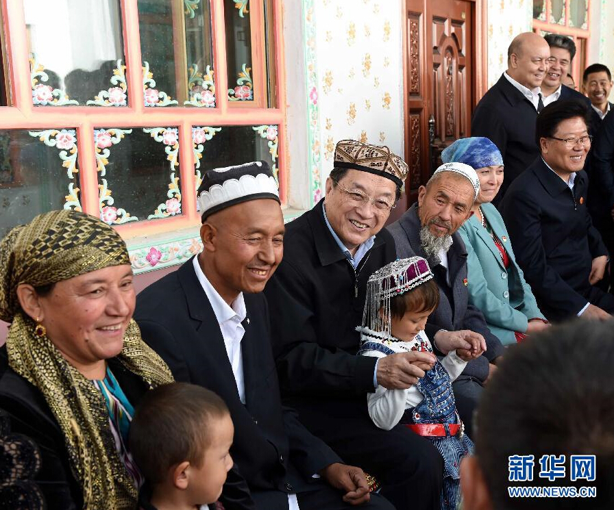 9月27日，中共中央政治局常委、全國(guó)政協(xié)主席、中央代表團(tuán)團(tuán)長(zhǎng)俞正聲率中央代表團(tuán)部分成員赴喀什地區(qū)莎車縣看望各族干部群眾。這是俞正聲在莎車縣艾力西湖鎮(zhèn)21村看望維吾爾族村民阿布來(lái)提·阿不力孜一家。新華社記者 饒愛(ài)民 攝