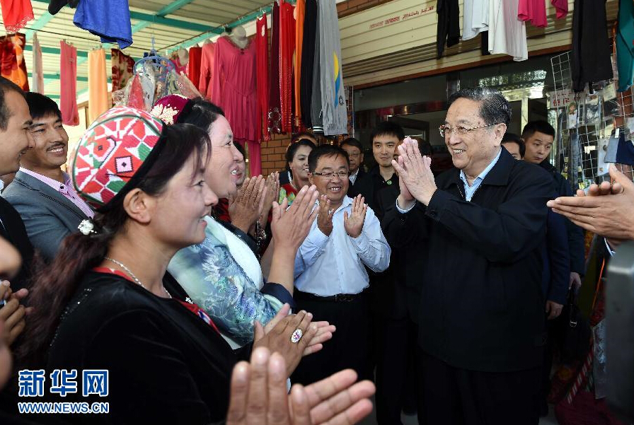 9月27日，中共中央政治局常委、全國(guó)政協(xié)主席、中央代表團(tuán)團(tuán)長(zhǎng)俞正聲率中央代表團(tuán)部分成員赴喀什地區(qū)莎車縣看望各族干部群眾。這是俞正聲在莎車縣艾力西湖鎮(zhèn)21村看望慰問(wèn)維吾爾族群眾。新華社記者 饒愛(ài)民 攝