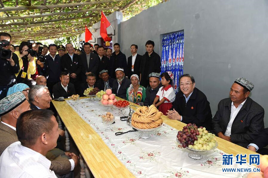 9月27日，中共中央政治局常委、全國(guó)政協(xié)主席、中央代表團(tuán)團(tuán)長(zhǎng)俞正聲率中央代表團(tuán)部分成員赴喀什地區(qū)莎車縣看望各族干部群眾。這是俞正聲到新疆生產(chǎn)建設(shè)兵團(tuán)第三師莎車農(nóng)場(chǎng)維吾爾族團(tuán)場(chǎng)職工家中看望。新華社記者 饒愛(ài)民 攝