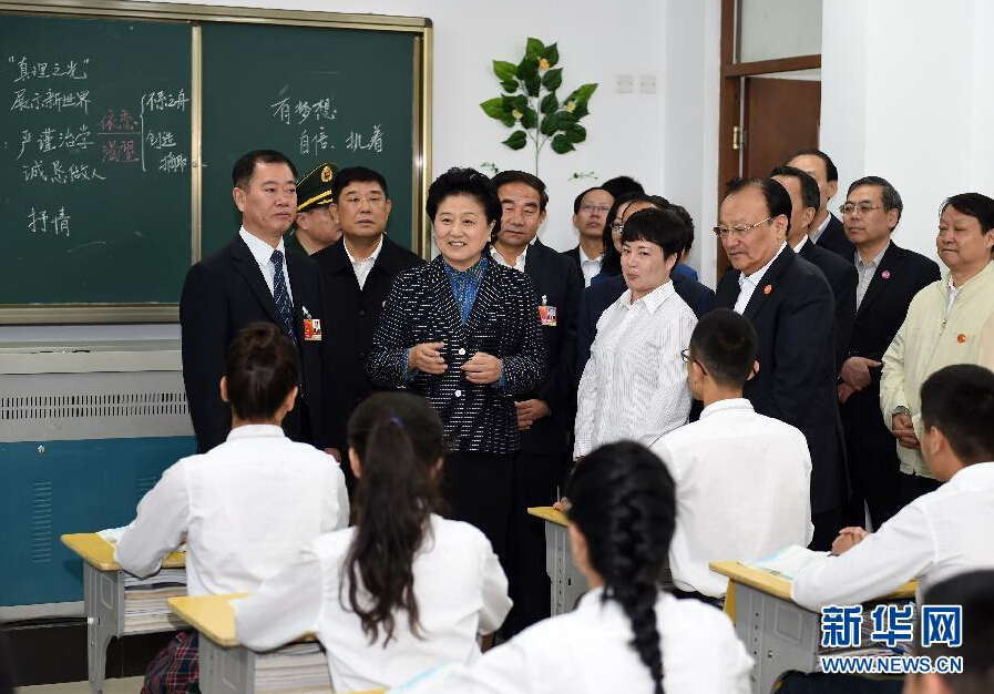 9月27日，中共中央政治局委員、國(guó)務(wù)院副總理、中央代表團(tuán)副團(tuán)長(zhǎng)劉延?xùn)|率中央代表團(tuán)分團(tuán)，帶著黨中央、國(guó)務(wù)院的親切關(guān)懷和全國(guó)各族人民的深切情誼，來(lái)到和田地區(qū)、阿克蘇地區(qū)慰問各族干部群眾，并祝賀大家中秋節(jié)快樂。這是劉延?xùn)|視察對(duì)口援建的和田天津中學(xué)。新華社記者 張領(lǐng) 攝