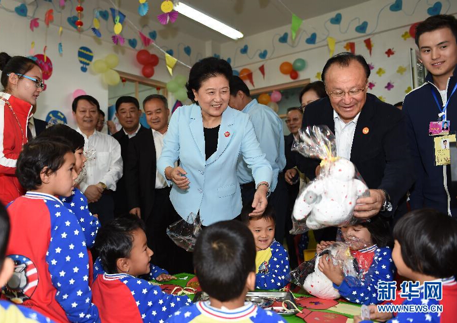 9月27日，中共中央政治局委員、國(guó)務(wù)院副總理、中央代表團(tuán)副團(tuán)長(zhǎng)劉延?xùn)|率中央代表團(tuán)分團(tuán)，帶著黨中央、國(guó)務(wù)院的親切關(guān)懷和全國(guó)各族人民的深切情誼，來(lái)到和田地區(qū)、阿克蘇地區(qū)慰問各族干部群眾，并祝賀大家中秋節(jié)快樂。這是劉延?xùn)|在阿克蘇市“雙語(yǔ)”幼兒園與孩子們?cè)谝黄?。新華社記者 張領(lǐng) 攝