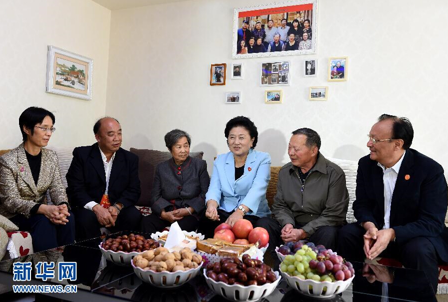 9月27日，中共中央政治局委員、國(guó)務(wù)院副總理、中央代表團(tuán)副團(tuán)長(zhǎng)劉延?xùn)|率中央代表團(tuán)分團(tuán)，帶著黨中央、國(guó)務(wù)院的親切關(guān)懷和全國(guó)各族人民的深切情誼，來(lái)到和田地區(qū)、阿克蘇地區(qū)慰問各族干部群眾，并祝賀大家中秋節(jié)快樂。這是劉延?xùn)|來(lái)到新疆生產(chǎn)建設(shè)兵團(tuán)第一師五團(tuán)團(tuán)場(chǎng)退休職工包春祥家中慰問。新華社記者 張領(lǐng) 攝