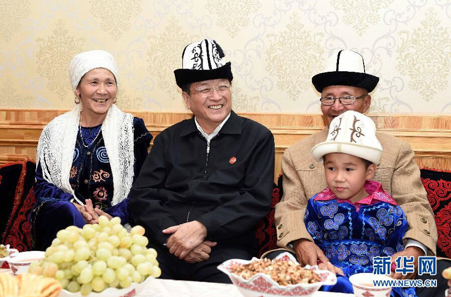 9月28日，中共中央政治局常委、全國(guó)政協(xié)主席、中央代表團(tuán)團(tuán)長(zhǎng)俞正聲率中央代表團(tuán)部分成員赴祖國(guó)最西端的新疆克孜勒蘇柯?tīng)柨俗巫灾沃菘赐繂?wèn)各族干部群眾。這是俞正聲來(lái)到阿圖什市光明街道辦事處團(tuán)結(jié)路社區(qū)看望柯?tīng)柨俗巫寰用?。新華社記者 饒愛(ài)民 攝