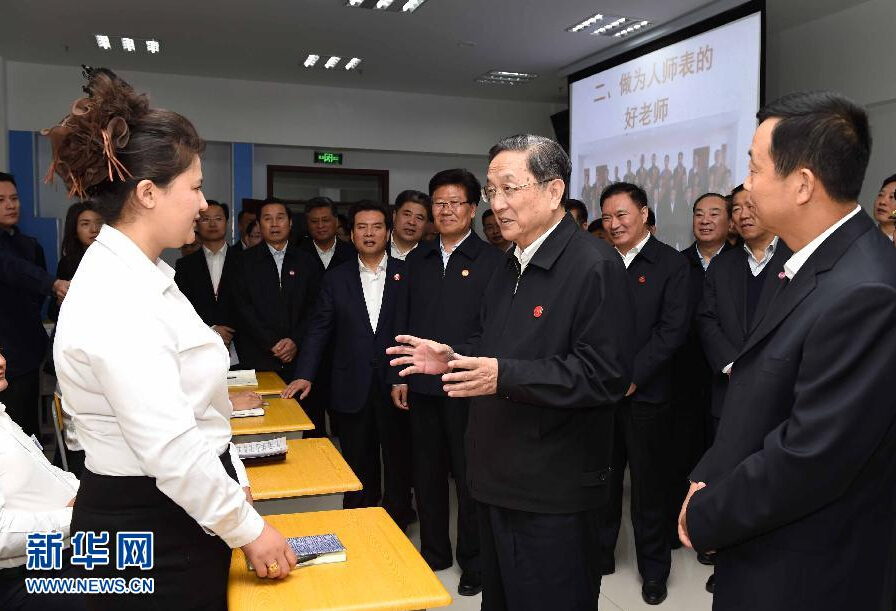 9月28日，中共中央政治局常委、全國(guó)政協(xié)主席、中央代表團(tuán)團(tuán)長(zhǎng)俞正聲率中央代表團(tuán)部分成員赴祖國(guó)最西端的新疆克孜勒蘇柯?tīng)柨俗巫灾沃菘赐繂?wèn)各族干部群眾。這是俞正聲來(lái)到克州雙語(yǔ)師資培訓(xùn)學(xué)校，與老師、學(xué)員交流談心。新華社記者 饒愛(ài)民 攝