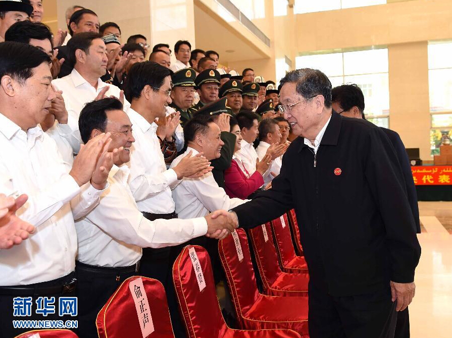 9月28日，中共中央政治局常委、全國(guó)政協(xié)主席、中央代表團(tuán)團(tuán)長(zhǎng)俞正聲率中央代表團(tuán)部分成員赴祖國(guó)最西端的新疆克孜勒蘇柯?tīng)柨俗巫灾沃菘赐繂?wèn)各族干部群眾。這是俞正聲接見(jiàn)克州有關(guān)負(fù)責(zé)同志、各界人士代表和援疆干部代表。新華社記者 饒愛(ài)民 攝
