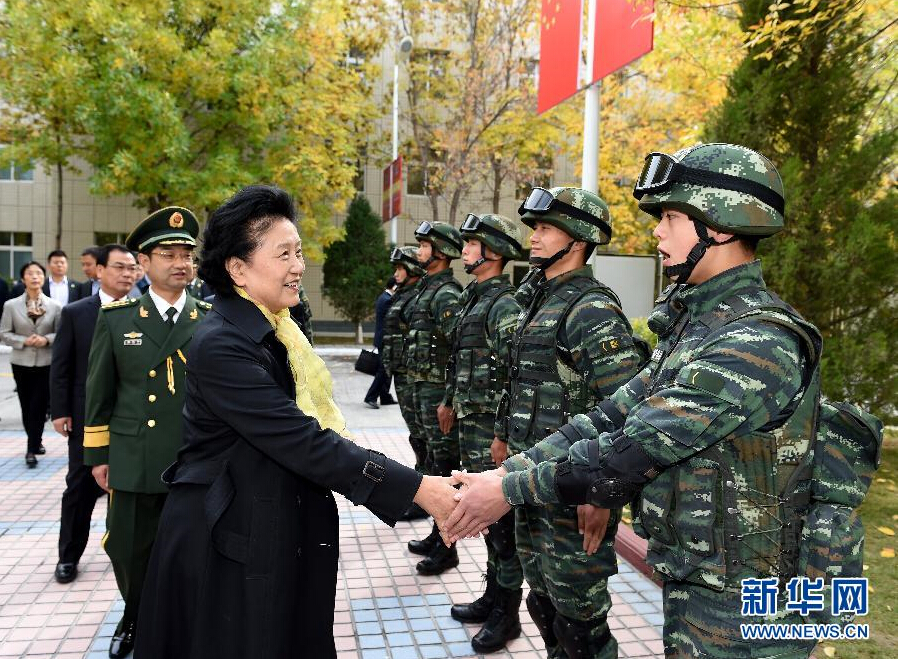 9月28日，中共中央政治局委員、國務(wù)院副總理、中央代表團副團長劉延?xùn)|率中央代表團分團赴阿克蘇地區(qū)、伊犁哈薩克自治州慰問，與各族干部群眾共度節(jié)日、共享歡樂。這是劉延?xùn)|在伊犁武警8660部隊駐地慰問官兵。新華社記者張領(lǐng)攝