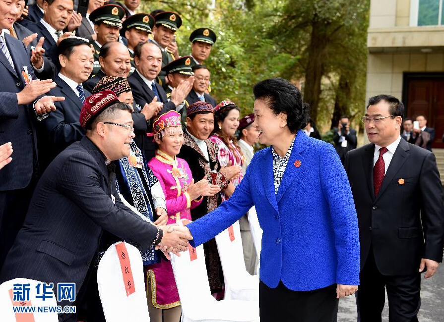 9月28日，中共中央政治局委員、國務(wù)院副總理、中央代表團副團長劉延?xùn)|率中央代表團分團赴阿克蘇地區(qū)、伊犁哈薩克自治州慰問，與各族干部群眾共度節(jié)日、共享歡樂。這是劉延?xùn)|接見伊犁黨政軍負(fù)責(zé)同志和各族各界人士、先進模范、援疆干部代表等。新華社記者張領(lǐng)攝