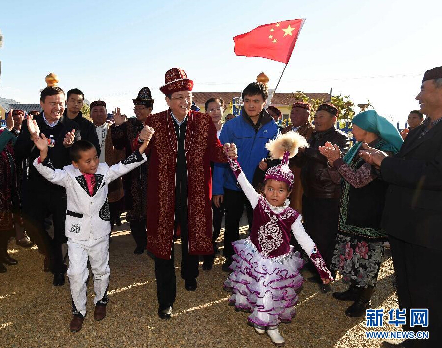 9月29日，中共中央政治局常委、全國(guó)政協(xié)主席、中央代表團(tuán)團(tuán)長(zhǎng)俞正聲率中央代表團(tuán)部分成員赴阿勒泰地區(qū)看望各族干部群眾。這是俞正聲來(lái)到布爾津縣也拉曼牧民定居新村看望哈薩克族牧民。新華社記者 高潔 攝