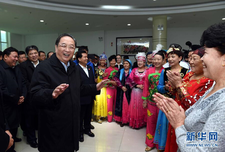 9月29日，中共中央政治局常委、全國(guó)政協(xié)主席、中央代表團(tuán)團(tuán)長(zhǎng)俞正聲率中央代表團(tuán)部分成員赴阿勒泰地區(qū)看望各族干部群眾。這是俞正聲來(lái)到阿勒泰地區(qū)老年人活動(dòng)中心慰問(wèn)群眾。新華社記者 饒愛(ài)民 攝