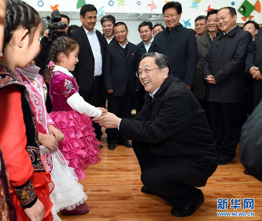 9月29日，中共中央政治局常委、全國(guó)政協(xié)主席、中央代表團(tuán)團(tuán)長(zhǎng)俞正聲率中央代表團(tuán)部分成員赴阿勒泰地區(qū)看望各族干部群眾。這是俞正聲來(lái)到布爾津縣也拉曼牧民定居新村幼兒園，同小朋友交流。新華社記者 饒愛(ài)民 攝