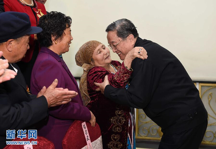 9月29日，中共中央政治局常委、全國(guó)政協(xié)主席、中央代表團(tuán)團(tuán)長(zhǎng)俞正聲率中央代表團(tuán)部分成員赴阿勒泰地區(qū)看望各族干部群眾。這是俞正聲接見(jiàn)阿勒泰地區(qū)有關(guān)負(fù)責(zé)同志、各界人士代表和援疆干部代表時(shí)與維吾爾族老人阿尼帕·阿力馬洪親切擁抱。阿尼帕·阿力馬洪先后收養(yǎng)漢、回、維吾爾、哈薩克4個(gè)民族的10個(gè)孤兒。新華社記者 饒愛(ài)民 攝 