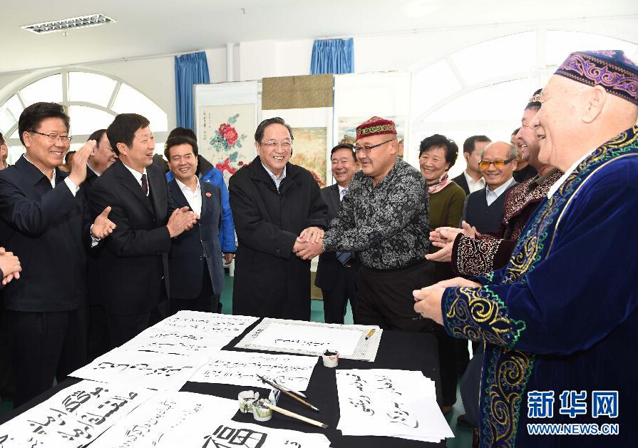 9月29日，中共中央政治局常委、全國(guó)政協(xié)主席、中央代表團(tuán)團(tuán)長(zhǎng)俞正聲率中央代表團(tuán)部分成員赴阿勒泰地區(qū)看望各族干部群眾。這是俞正聲來(lái)到阿勒泰地區(qū)老年人活動(dòng)中心，觀看老同志書(shū)畫(huà)展，同老同志親切交談。新華社記者 高潔 攝
