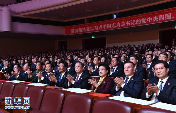     9月30日，慶祝新疆維吾爾自治區(qū)成立60周年文藝晚會(huì)《新疆禮贊》在新疆人民會(huì)堂精彩呈現(xiàn)。中共中央政治局常委、全國政協(xié)主席、中央代表團(tuán)團(tuán)長俞正聲，與2000余名各族群眾代表一起觀看演出。新華社記者 饒愛民 攝