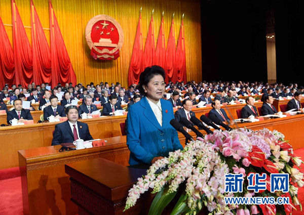 10月1日，慶祝中華人民共和國成立66周年暨新疆維吾爾自治區(qū)成立60周年大會在新疆人民會堂隆重舉行。這是中共中央政治局委員、國務院副總理、中央代表團副團長劉延東宣讀中共中央、全國人大常委會、國務院、全國政協(xié)、中央軍委關于慶祝新疆維吾爾自治區(qū)成立60周年的賀電。新華社記者 饒愛民 攝 