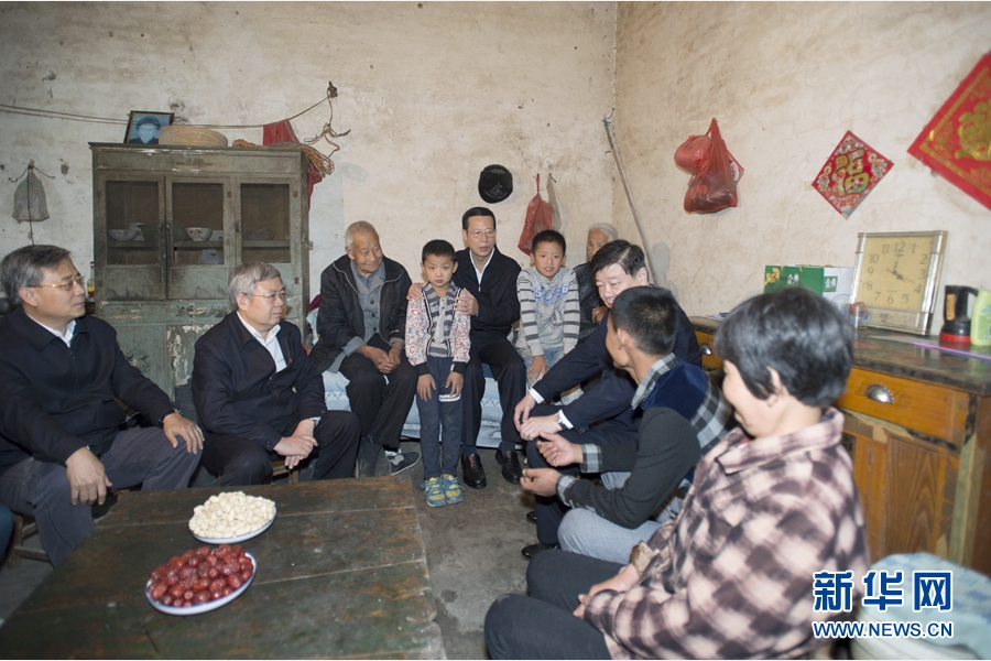 10月22日至23日，中共中央政治局常委、國務院副總理張高麗在山東調(diào)研扶貧工作情況。這是10月22日，張高麗在菏澤市巨野縣田莊鎮(zhèn)后屯村入戶看望生活困難村民。 新華社記者 王曄 攝