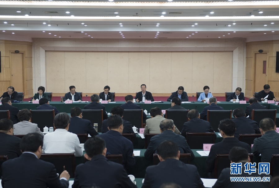 10月22日至23日，中共中央政治局常委、國務院副總理張高麗在山東調(diào)研扶貧工作情況。這是10月23日，張高麗在菏澤市主持召開扶貧工作座談會。 新華社記者 王曄 攝