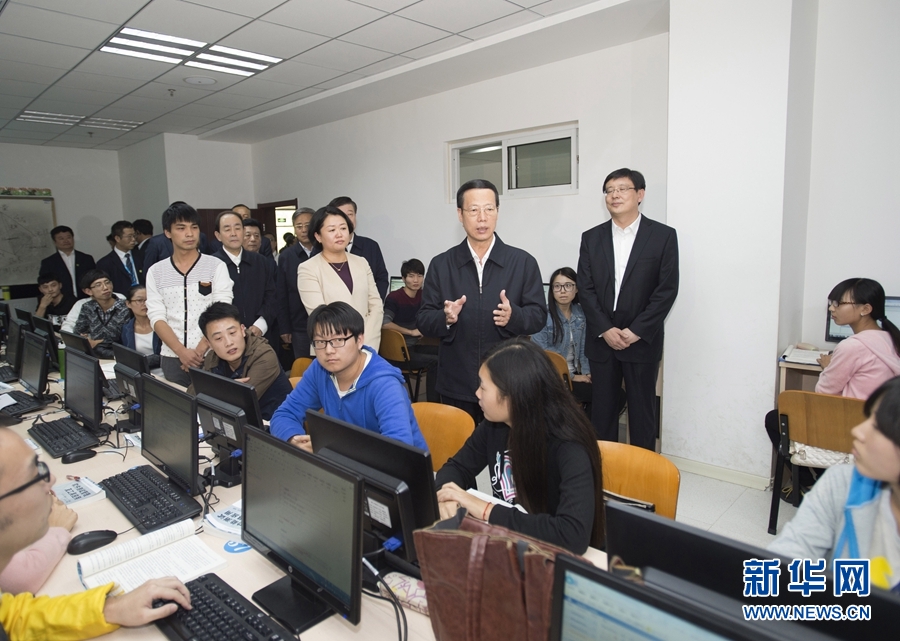 10月22日至23日，中共中央政治局常委、國務院副總理張高麗在山東調(diào)研扶貧工作情況。這是10月22日，張高麗在濟寧市惠普軟件人才實訓基地調(diào)研教育培訓脫貧有關(guān)情況。 新華社記者 王曄 攝
