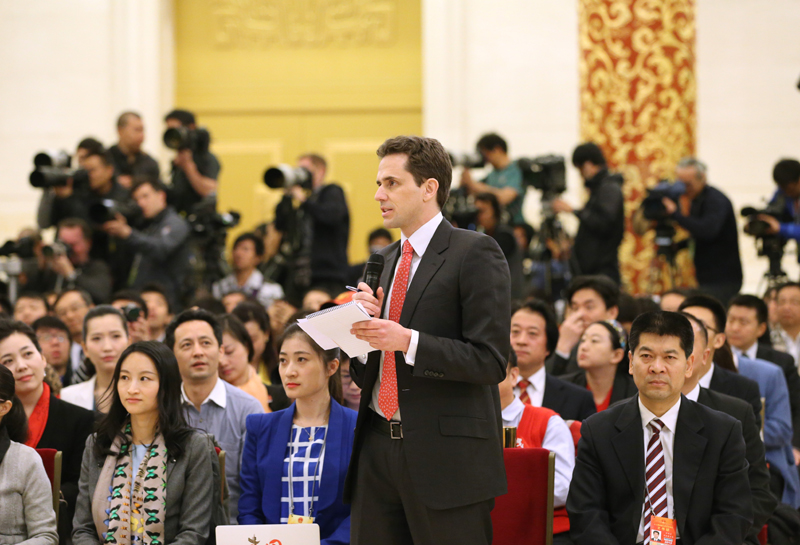 3月15日，國務(wù)院總理李克強(qiáng)在北京人民大會堂與中外記者見面，并回答記者提問。這是一位記者在提問。 新華社記者 劉衛(wèi)兵攝
