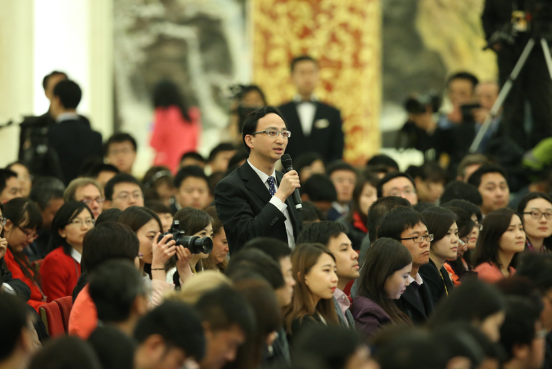 3月15日，國務(wù)院總理李克強(qiáng)在北京人民大會堂與中外記者見面，并回答記者提問。這是一位記者在提問。 新華社記者 龐興雷 攝