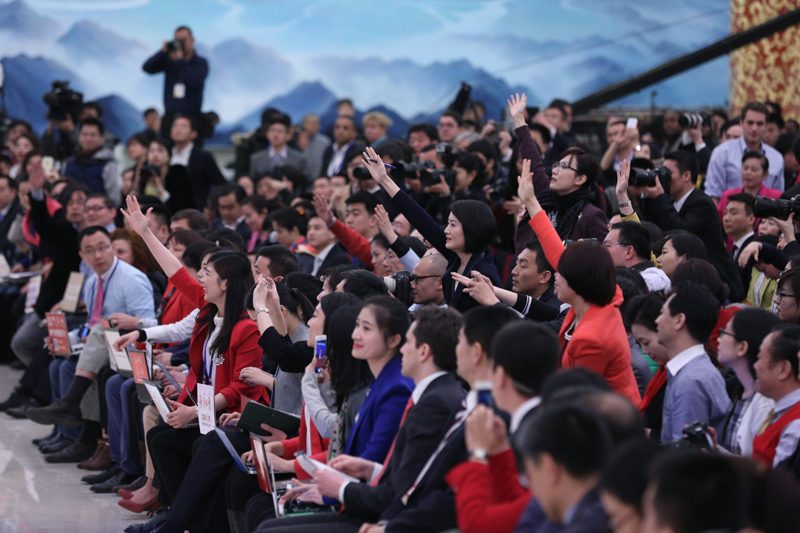 3月15日，國務(wù)院總理李克強(qiáng)在北京人民大會堂與中外記者見面，并回答記者提問。這是記者舉手爭取提問機(jī)會。 新華社記者 才揚(yáng) 攝