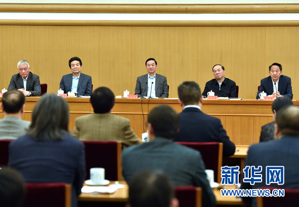 4月8日，中共中央政治局委員、中央書記處書記、中宣部部長(zhǎng)劉奇葆在北京同講好中國(guó)故事專家學(xué)者、文化交流使者研討班學(xué)員座談。 新華社記者李濤 攝