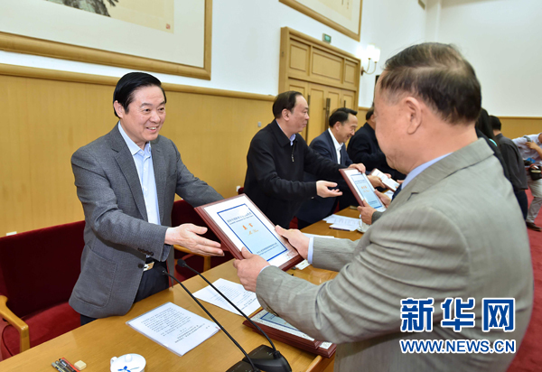 4月8日，中共中央政治局委員、中央書記處書記、中宣部部長(zhǎng)劉奇葆在北京同講好中國(guó)故事專家學(xué)者、文化交流使者研討班學(xué)員座談。這是劉奇葆在座談會(huì)上向獲得講好中國(guó)故事文化交流使者稱號(hào)的代表頒發(fā)證書。新華社記者 李濤 攝