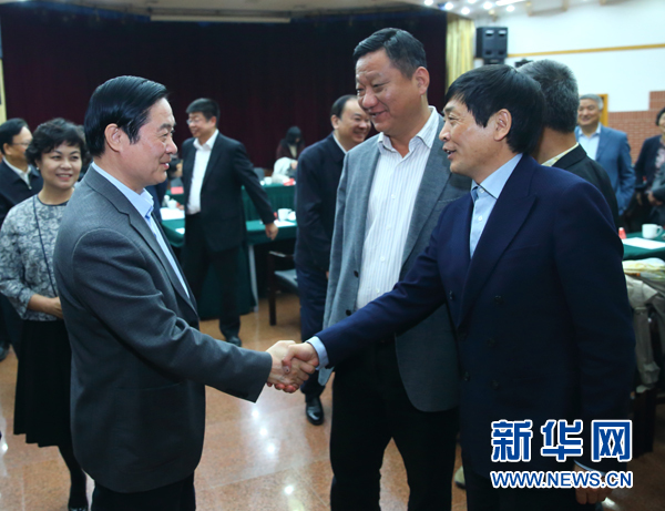 4月12日，中共中央政治局委員、中央書記處書記、中宣部部長劉奇葆在北京出席“走向世界的中國兒童文學(xué)”座談會并講話。這是座談會后，劉奇葆與國際安徒生獎獲得者、兒童文學(xué)作家曹文軒握手。新華社記者丁海濤攝