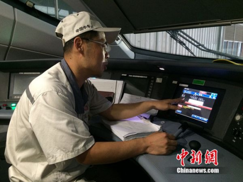 中車青島四方機車車輛股份有限公司高鐵調(diào)試高級技師周勇在演示調(diào)試過程。中新網(wǎng) 邱宇 攝