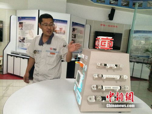 周勇在工作室介紹他制作的模型。中新網(wǎng) 邱宇 攝