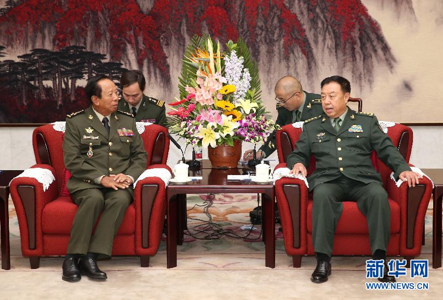10月13日，中央軍委副主席范長龍在北京會見柬埔寨王國副首相兼國防大臣迪班。 新華社記者 馬占成 攝 