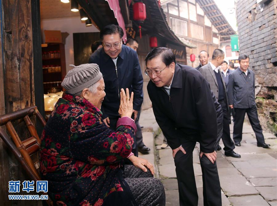 這是11月21日，張德江在宜賓李莊鎮(zhèn)同濟社區(qū)與居民親切交談。 新華社記者 劉衛(wèi)兵 攝 