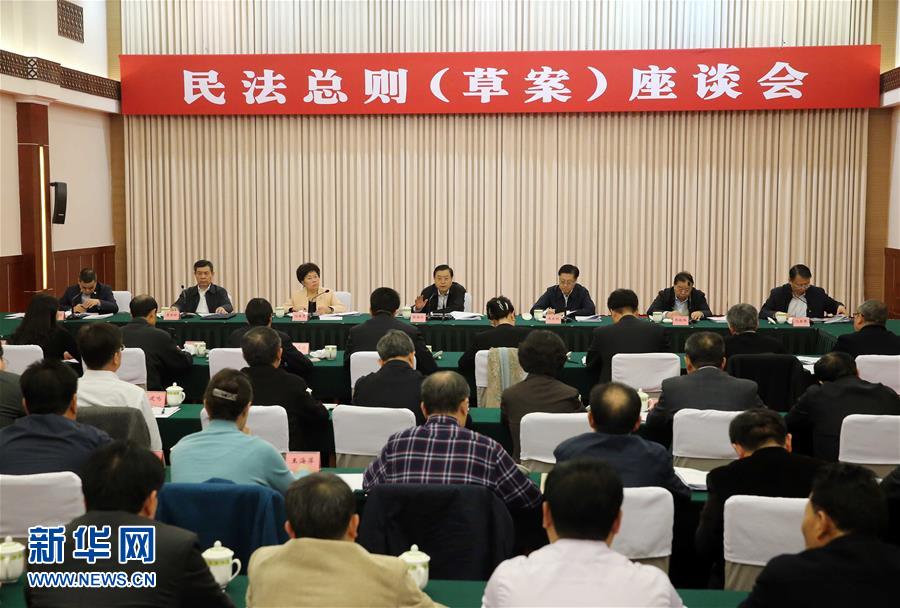 這是11月23日，張德江在成都主持召開座談會，11個?。▍^(qū)、市）人大常委會負責同志、部分全國人大代表、法律工作者及專家學者參加會議。新華社記者 劉衛(wèi)兵 攝 