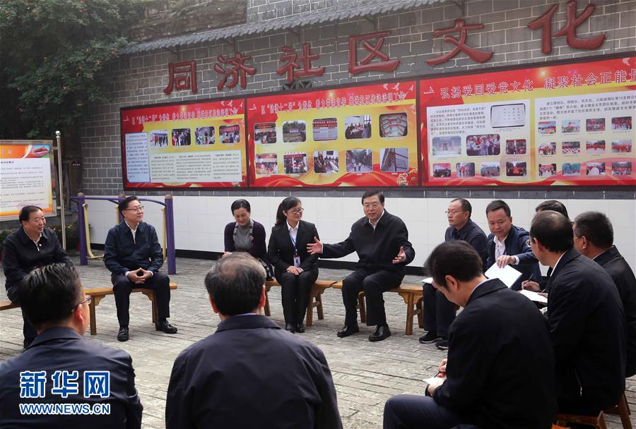 這是11月21日，張德江來到宜賓李莊鎮(zhèn)同濟社區(qū)，了解社區(qū)的工作情況。 新華社記者 劉衛(wèi)兵 攝 