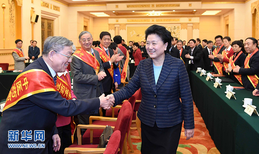 12月29日，中共中央政治局委員、國(guó)務(wù)院副總理劉延?xùn)|在北京與中醫(yī)藥高等學(xué)校教學(xué)名師座談。這是座談會(huì)前，劉延?xùn)|與獲得表彰的教師握手。新華社記者 張鐸 攝