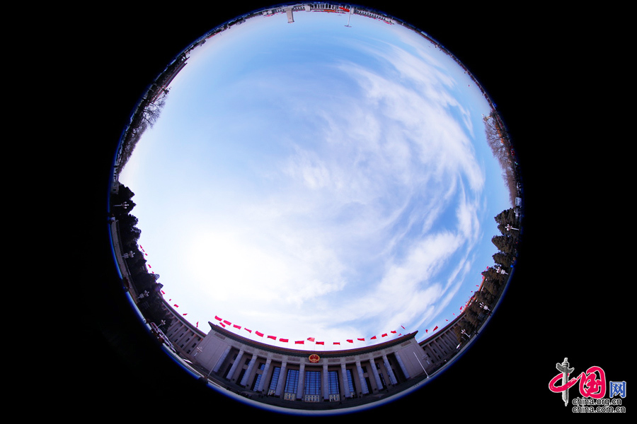  人民大會(huì)堂、天安門(mén)廣場(chǎng)、人民英雄紀(jì)念碑外部全景。中國(guó)網(wǎng) 鄭亮攝