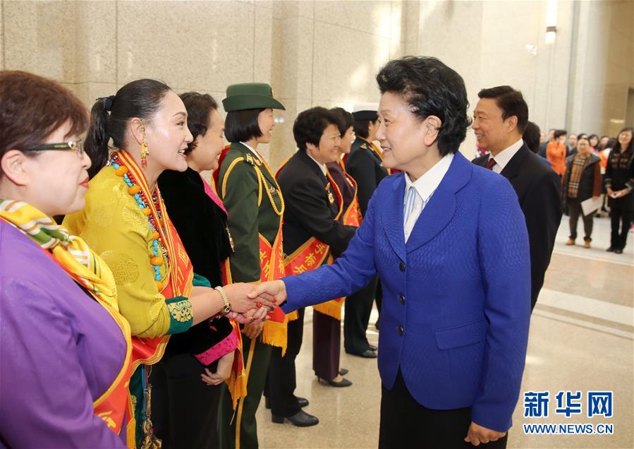 3月8日，由全國婦聯(lián)主辦的“三八”國際婦女節(jié)紀(jì)念暨表彰大會(huì)在北京舉行。中共中央政治局委員、國務(wù)院副總理劉延?xùn)|，中共中央政治局委員、國家副主席李源潮會(huì)見受表彰的先進(jìn)代表。新華社記者殷剛攝