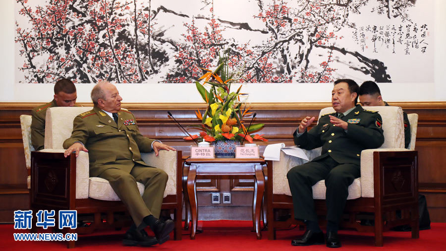 3月28日，中央軍委副主席范長龍在北京釣魚臺國賓館會見來華訪問的古巴革命武裝力量部部長萊奧波爾多·辛特拉。 新華社發(fā)（劉芳 攝） 