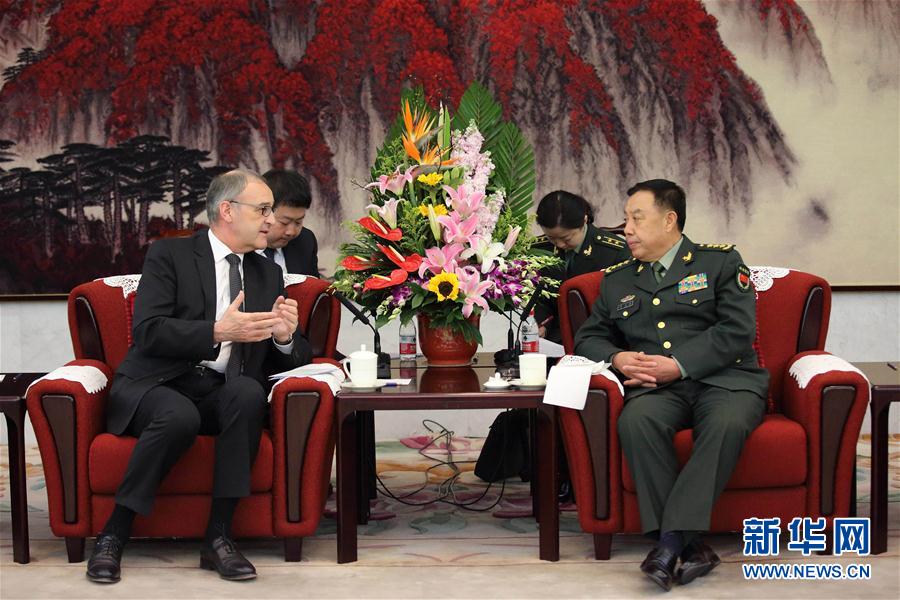 3月31日，中央軍委副主席范長(zhǎng)龍?jiān)诒本?huì)見來訪的瑞士國(guó)防、民防和體育部長(zhǎng)帕莫蘭。 新華社記者 劉芳 攝
