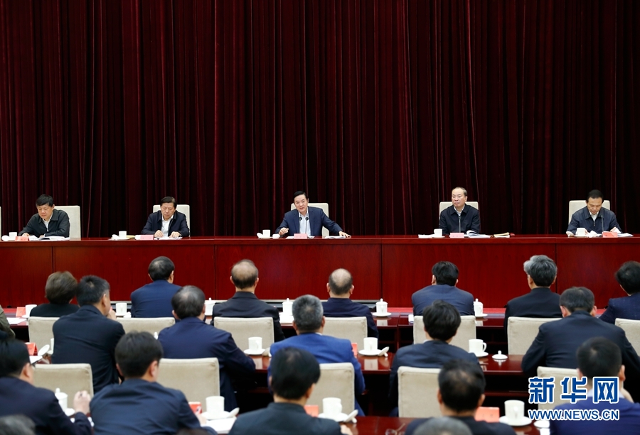4月13日，中央宣傳部、中央政法委在北京召開貫徹落實(shí)《關(guān)于進(jìn)一步把社會主義核心價(jià)值觀融入法治建設(shè)的指導(dǎo)意見》電視電話會議。中共中央政治局委員、中央書記處書記、中宣部部長劉奇葆出席會議并講話。新華社記者丁海濤攝