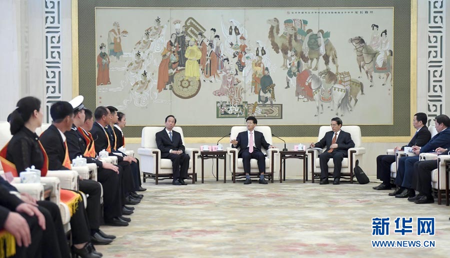 4月24日，第十三屆全國(guó)見義勇為英雄模范表彰大會(huì)在北京人民大會(huì)堂召開。會(huì)前，中共中央政治局委員、中央政法委書記孟建柱與見義勇為英雄模范及家屬代表座談。國(guó)務(wù)委員、公安部部長(zhǎng)郭聲琨出席座談會(huì)并在表彰大會(huì)上講話。新華社記者 張鐸 攝