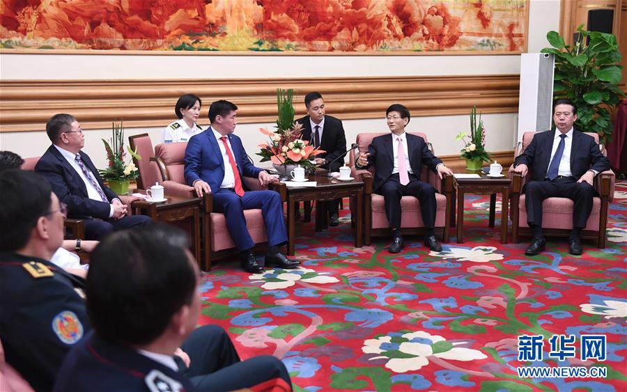 5月8日，中共中央政治局委員、中央政法委書記孟建柱在北京中南海會見蒙古國法律內(nèi)務(wù)部部長賓巴朝格特。 新華社記者 張鐸 攝