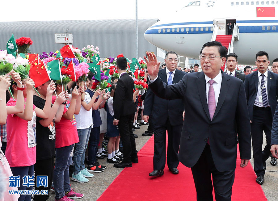 5月8日至10日，中共中央政治局常委、全國(guó)人大常委會(huì)委員長(zhǎng)張德江視察澳門特別行政區(qū)。這是5月8日，張德江抵達(dá)澳門國(guó)際機(jī)場(chǎng)。 新華社記者龐興雷 攝 