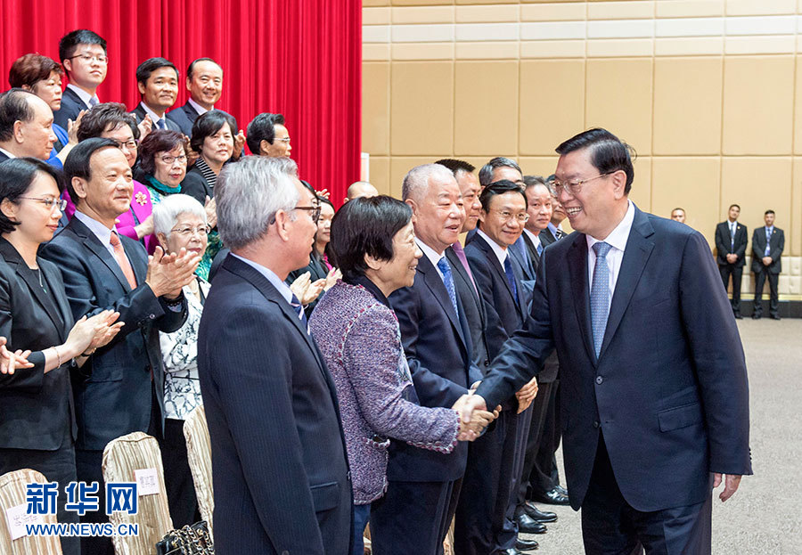 5月8日至10日，中共中央政治局常委、全國(guó)人大常委會(huì)委員長(zhǎng)張德江視察澳門特別行政區(qū)。這是5月9日，張德江與澳門社會(huì)各界人士代表座談。新華社記者 李學(xué)仁 攝