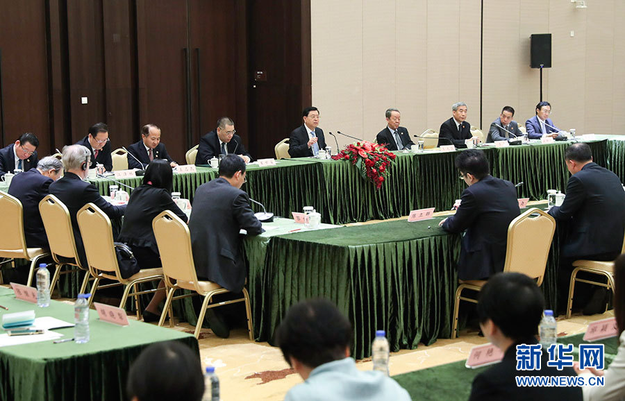 5月8日至10日，中共中央政治局常委、全國(guó)人大常委會(huì)委員長(zhǎng)張德江視察澳門特別行政區(qū)。這是5月10日，張德江與教育工作者和學(xué)生代表座談。新華社記者 龐興雷 攝