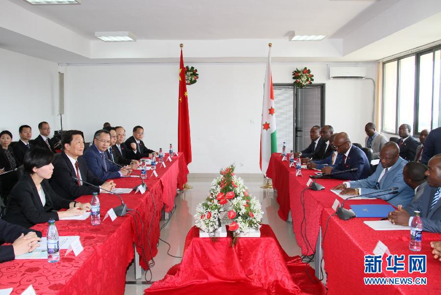 5月11日，中國(guó)國(guó)家副主席李源潮在布瓊布拉與布隆迪第一副總統(tǒng)辛迪姆沃和第二副總統(tǒng)布托雷舉行會(huì)談。 新華社記者呂天然攝 