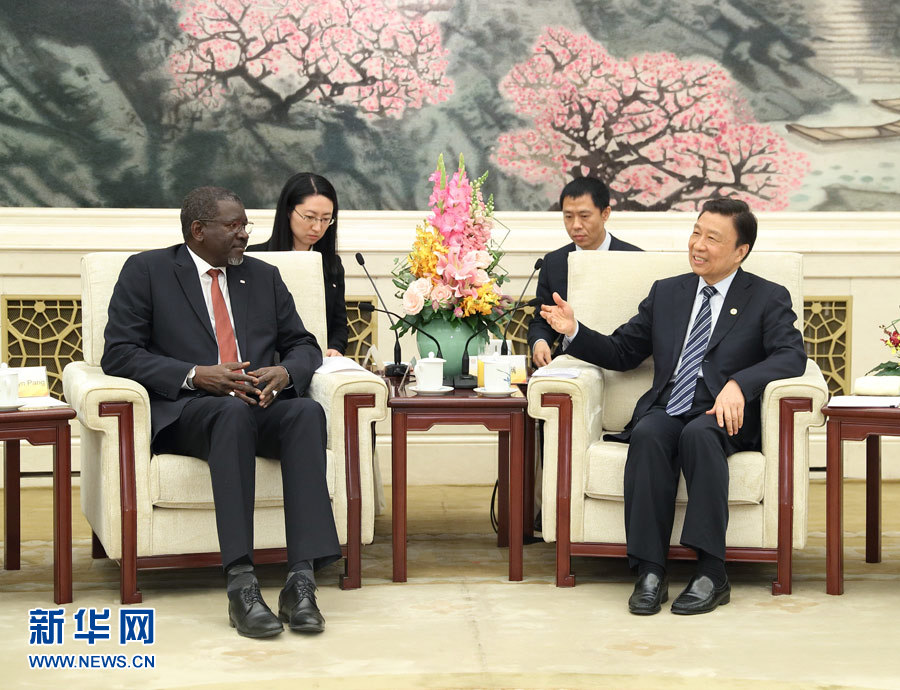 5月15日，國家副主席、中國紅十字會名譽會長李源潮在北京會見來華出席“一帶一路”國際合作高峰論壇的紅十字會與紅新月會國際聯(lián)合會秘書長阿西。新華社記者 王曄 攝