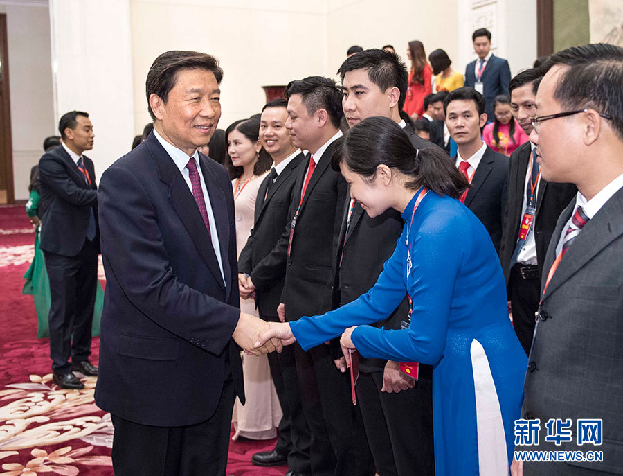 5月22日，中共中央政治局委員、國(guó)家副主席李源潮在北京會(huì)見(jiàn)越南胡志明共青團(tuán)中央書(shū)記處第一書(shū)記黎國(guó)鋒率領(lǐng)的越南青年代表團(tuán)。 新華社記者李濤 攝